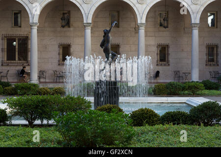 Ein Blick auf den Brunnen im Innenhof der Boston Public Library am Copley Square in Boston, Massachusetts. Stockfoto