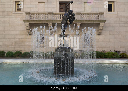 Ein Blick auf den Brunnen im Innenhof der Boston Public Library am Copley Square in Boston, Massachusetts. Stockfoto