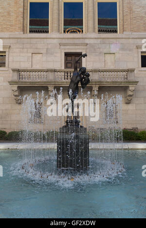 Ein Blick auf den Brunnen im Innenhof der Boston Public Library am Copley Square in Boston, Massachusetts. Stockfoto