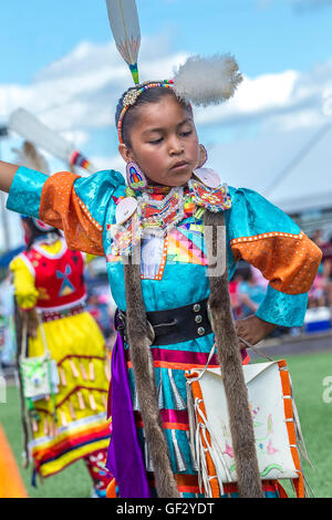 Junge Tänzerin bei Powwow. Stockfoto