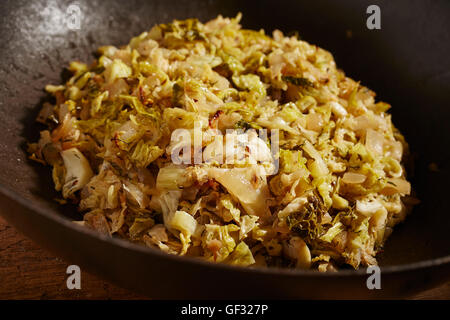 sautierten Wirsing in einer Pfanne erhitzen Stockfoto