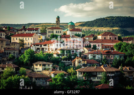 Sonnenuntergang in Veliko Tarnovo, eine Stadt im Norden Zentralbulgarien. Kuppeln von Rozhdestvo Bogorodichno Kirche. Stockfoto