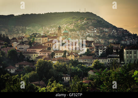 Sonnenuntergang in Veliko Tarnovo, eine Stadt im Norden Zentralbulgarien. Kuppeln von Rozhdestvo Bogorodichno Kirche. Stockfoto