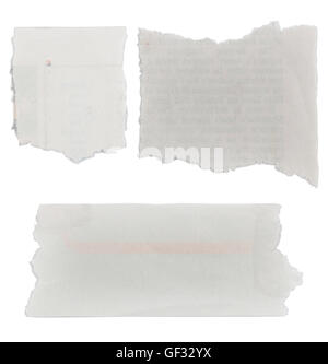 Drei Stück zerrissenes Papier auf einfarbigen Hintergrund Stockfoto