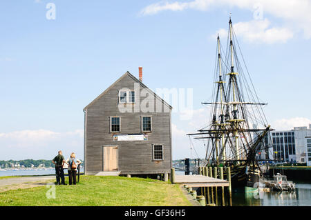 Paar lesen eine interpretierende Gedenktafel an der Salem maritime national historic Site in Salem, Massachusetts, USA. Stockfoto