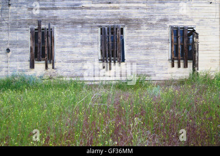 Mit Brettern vernagelt Windows in Modena, Utah, USA. Stockfoto