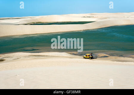 Jericoacoara, Ceara state, Brasilien - Juli 2016: Buggy mit Touristen Reisen durch die Wüste Jericoacoara National Park Stockfoto