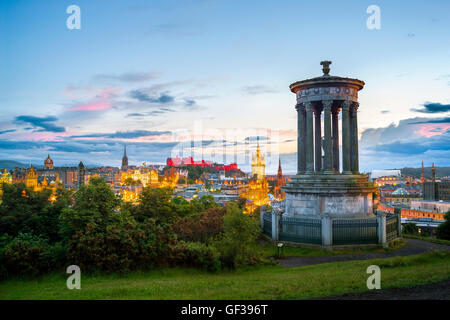 Edinburgh-Skyline vom Kanton Hügel mit Edinburgh Castle und die Altstadt bei Sonnenuntergang im Sommer. Stockfoto