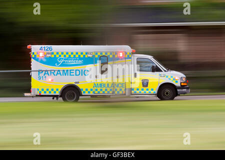 Ein Krankenwagen fährt mit ihren Sirenen in Kingston, Ontario, am 21. Juni 2016. Stockfoto