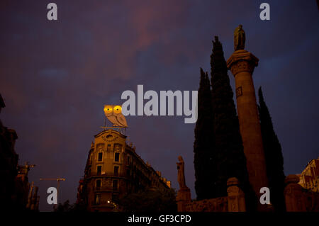 El Mussol (die Eule auf Katalanisch), eine alte Anzeige Zeichen beruht auf eines Gebäudes aus den Distrcit Eixample von Barcelona. Stockfoto