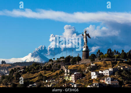 Cotopaxi Vulkan Eruption und Panecillos Madona gesehen von Quito, Ecuador Stockfoto