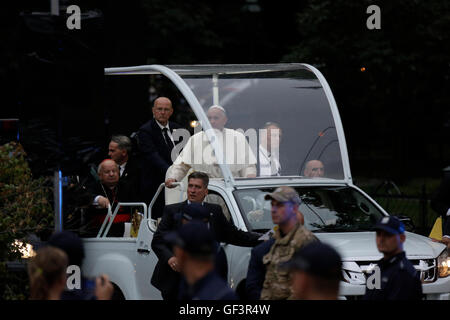 Krakau, Polen. 27. Juli 2016. Papst Francis kommt im Palast des Bischofs von Krakau in seinem Papa mobil, winkt die Pilger, die vor dem Palast zu warten. Hunderttausende Pilger säumten die Straßen von Krakau, um einen Blick auf Papst Francis als er durch Krakau in seinem Papa Mobil fuhren. Tausende von Pilgern wurden später vom Papst aus dem päpstlichen Fenster im Palast des Bischofs von Krakau begrüßt. Bildnachweis: Michael Debets/Alamy Live-Nachrichten Stockfoto