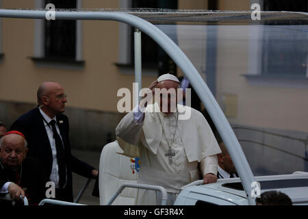 Krakau, Polen. 27. Juli 2016. Papst Francis kommt im Palast des Bischofs von Krakau in seinem Papa mobil, winkt die Pilger, die vor dem Palast zu warten. Hunderttausende Pilger säumten die Straßen von Krakau, um einen Blick auf Papst Francis als er durch Krakau in seinem Papa Mobil fuhren. Tausende von Pilgern wurden später vom Papst aus dem päpstlichen Fenster im Palast des Bischofs von Krakau begrüßt. Bildnachweis: Michael Debets/Alamy Live-Nachrichten Stockfoto