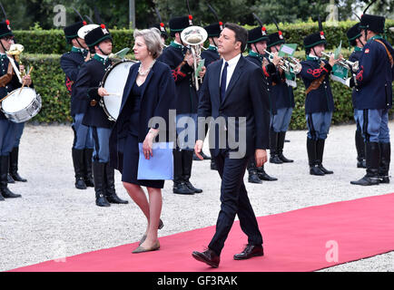 Rom, Italien. 27. Juli 2016. Italiens Premier Matteo Renzi (Front R) und sein britischer Amtskollege Theresa kommen May (Front L) bei einem Treffen in Rom am 27. Juli 2016. Italiens Premier Matteo Renzi Gespräche über Austritt mit seinem britischen Amtskollegen Theresa May hier am Mittwoch. Bildnachweis: Alberto Lingria/Xinhua/Alamy Live-Nachrichten Stockfoto