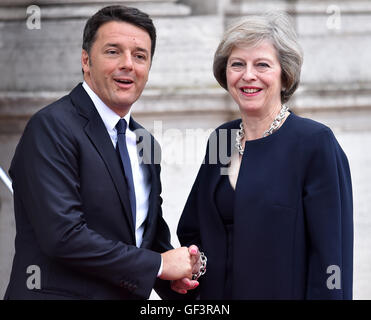 Rom, Italien. 27. Juli 2016. Italienische Premierminister Matteo Renzi (L) schüttelt die Hand mit seinem britischen Amtskollegen Theresa Mai bei einem Treffen in Rom am 27. Juli 2016. Italiens Premier Matteo Renzi Gespräche über Austritt mit seinem britischen Amtskollegen Theresa May hier am Mittwoch. Bildnachweis: Alberto Lingria/Xinhua/Alamy Live-Nachrichten Stockfoto