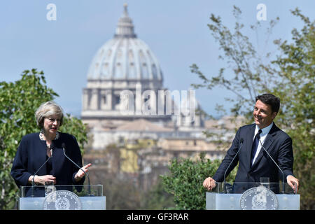 Rom, Italien. 27. Juli 2016. Italian Prime Minister Matteo Renzi (R) und sein britischer Amtskollege Theresa können eine gemeinsame Pressekonferenz nach ihrem Treffen in Rom am 27. Juli 2016 halten. Italiens Premier Matteo Renzi Gespräche über Austritt mit seinem britischen Amtskollegen Theresa May hier am Mittwoch. Bildnachweis: Alberto Lingria/Xinhua/Alamy Live-Nachrichten Stockfoto