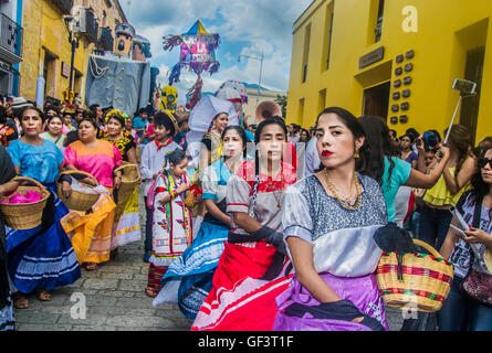 Oaxaca, Mexiko. 27. Juli 2016. Feiern auf den Straßen der "Guelaguetza in Oaxaca" 2016 Credit: Alberto Sibaja Ramírez/Alamy Live News Stockfoto