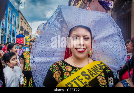 Oaxaca, Mexiko. 27. Juli 2016. Feiern auf den Straßen der "Guelaguetza in Oaxaca" 2016 Credit: Alberto Sibaja Ramírez/Alamy Live News Stockfoto