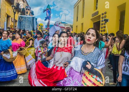 Oaxaca, Mexiko. 27. Juli 2016. Feiern auf den Straßen der "Guelaguetza in Oaxaca" 2016 Credit: Alberto Sibaja Ramírez/Alamy Live News Stockfoto