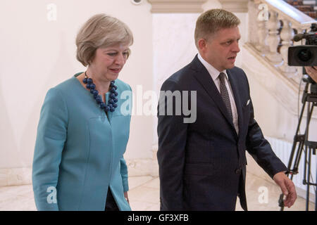 Bratislava, Slowakei. 28. Juli 2016. Britische Premierminister Theresa May, links, slowakische Ministerpräsident Robert Fico, rechts, vor ihrem Treffen in Bratislava, Slowakei, Donnerstag, 28. Juli 2016 empfängt. Bildnachweis: Martin Mikula/CTK Foto/Alamy Live-Nachrichten Stockfoto