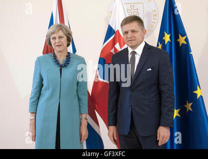 Bratislava, Slowakei. 28. Juli 2016. Britische Premierminister Theresa May, links, slowakische Ministerpräsident Robert Fico, rechts, vor ihrem Treffen in Bratislava, Slowakei, Donnerstag, 28. Juli 2016 empfängt. Bildnachweis: Martin Mikula/CTK Foto/Alamy Live-Nachrichten Stockfoto