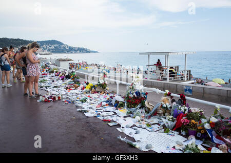 Nizza, Frankreich - Juli 26: Menschen bringen Blumen und Puppen zum Gedenken an die Opfer des Terroranschlags am 14. Juli am 26. Juli 2016 in Nizza, Frankreich. Stockfoto