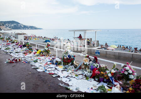 Nizza, Frankreich - Juli 26: Menschen bringen Blumen und Puppen zum Gedenken an die Opfer des Terroranschlags am 14. Juli am 26. Juli 2016 in Nizza, Frankreich. Stockfoto