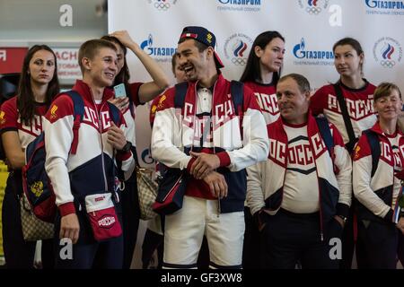 Moskau, Russland. 28. Juli 2016. Mitglieder der russischen Delegation zu der bevorstehenden Olympischen Spiele in Rio werden während einer Zeremonie der Abschied am Flughafen "Scheremetjewo" in Moskau, 28. Juli 2016 gesehen. Etwa 70 russische Athleten verließ Moskau am Donnerstag für Rio De Janeiro in die Olympischen Spiele 2016 in Rio teilnehmen. Diese Athleten sind von russischen Nationalteams von Volleyball, Handball, Boxen, Tischtennis, synchronisiert schwimmen und Reiten. Bildnachweis: Evgeny Sinitsyn/Xinhua/Alamy Live-Nachrichten Stockfoto