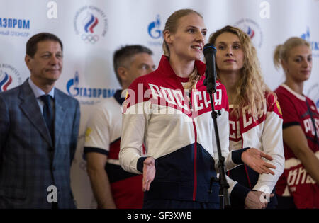 Moskau, Russland. 28. Juli 2016. Russische Athleten Svetlana Romashina (front) Adressen am Flughafen "Scheremetjewo" in Moskau, 28. Juli 2016. Etwa 70 russische Athleten verließ Moskau am Donnerstag für Rio De Janeiro in die Olympischen Spiele 2016 in Rio teilnehmen. Diese Athleten sind von russischen Nationalteams von Volleyball, Handball, Boxen, Tischtennis, synchronisiert schwimmen und Reiten. Bildnachweis: Evgeny Sinitsyn/Xinhua/Alamy Live-Nachrichten Stockfoto