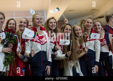 Moskau, Russland. 28. Juli 2016. Russische Athleten Abschied von Menschen am Flughafen "Scheremetjewo" in Moskau, 28. Juli 2016. Etwa 70 russische Athleten verließ Moskau am Donnerstag für Rio De Janeiro in die Olympischen Spiele 2016 in Rio teilnehmen. Diese Athleten sind von russischen Nationalteams von Volleyball, Handball, Boxen, Tischtennis, synchronisiert schwimmen und Reiten. Bildnachweis: Evgeny Sinitsyn/Xinhua/Alamy Live-Nachrichten Stockfoto