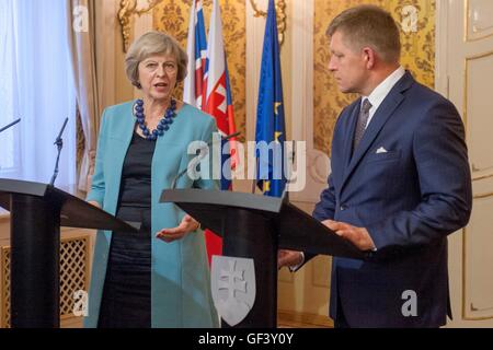 Bratislava, Slowakei. 28. Juli 2016. Der britische Premierminister Theresa May (links) und slowakische Ministerpräsident Robert Fico sprechen während der Pressekonferenz in Bratislava, Slowakei, Donnerstag, 28. Juli 2016. Bildnachweis: Martin Mikula/CTK Foto/Alamy Live-Nachrichten Stockfoto