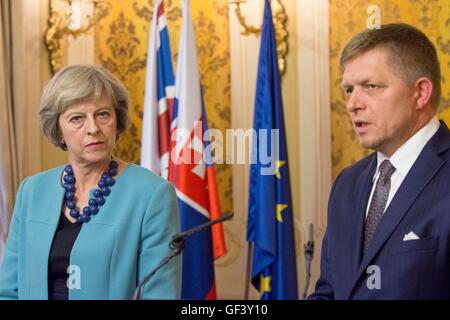 Bratislava, Slowakei. 28. Juli 2016. Der britische Premierminister Theresa May (links) und slowakische Ministerpräsident Robert Fico sprechen während der Pressekonferenz in Bratislava, Slowakei, Donnerstag, 28. Juli 2016. Bildnachweis: Martin Mikula/CTK Foto/Alamy Live-Nachrichten Stockfoto