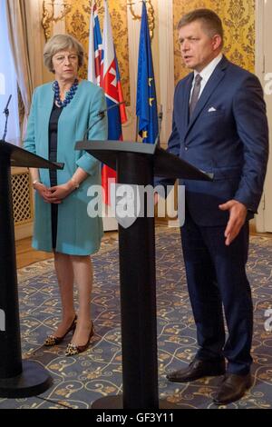 Bratislava, Slowakei. 28. Juli 2016. Der britische Premierminister Theresa May (links) und slowakische Ministerpräsident Robert Fico (rechts) sprechen während der Pressekonferenz in Bratislava, Slowakei, Donnerstag, 28. Juli 2016. Bildnachweis: Martin Mikula/CTK Foto/Alamy Live-Nachrichten Stockfoto