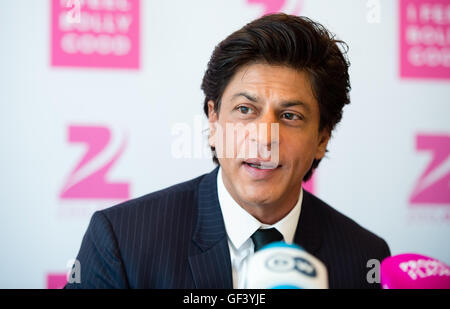 München, Deutschland. 28. Juli 2016. Bollywood Schauspieler Shah Rukh Khan spricht auf einer Pressekonferenz zur Präsentation der Bollywood-Kanal "Zee.One" im Hotel Bayerischer Hof in München, Deutschland, 28. Juli 2016. Foto: MATTHIAS BALK/Dpa/Alamy Live-Nachrichten Stockfoto