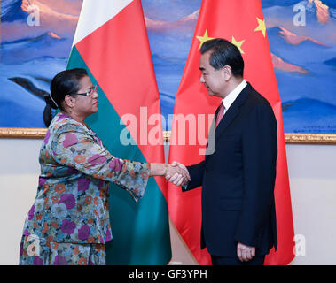 Peking, China. 28. Juli 2016. Chinese Foreign Minister Wang Yi (R) trifft sich mit Madagaskars Außenminister Beatrice Atallah, kamen zu einer Chinesisch-afrikanische Koordinatoren Besprechung über die Durchführung der Maßnahmen aus dem Forum auf China-Afrika Zusammenarbeit (FOCAC) statt in Johannesburg Südafrika, in Peking, Hauptstadt von China, 28. Juli 2016. © Zhang Ling/Xinhua/Alamy Live-Nachrichten Stockfoto