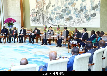 Peking, China. 28. Juli 2016. Chinesisch-Vizepräsident Li Yuanchao (5. L zurück) trifft sich mit den Leitern der Delegationen aus Afrika eine chinesisch-afrikanische Koordinatoren treffen über die Umsetzung der Maßnahmen aus dem Forum auf China-Afrika Zusammenarbeit (FOCAC) in Johannesburg Südafrika in Peking, Hauptstadt von China, 28. Juli 2016 statt. © Ding Haitao/Xinhua/Alamy Live-Nachrichten Stockfoto