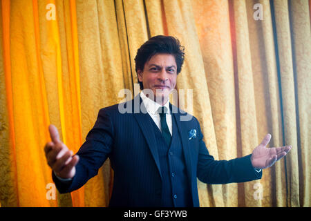 München, Deutschland. 28. Juli 2016. Bollywood Schauspieler Shah Rukh Khan steht auf einer Pressekonferenz bei der Vorstellung des Bollywood-Kanal "Zee.One" im Hotel Bayerischer Hof in München, Deutschland, 28. Juli 2016. Foto: MATTHIAS BALK/Dpa/Alamy Live-Nachrichten Stockfoto