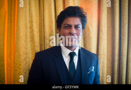 München, Deutschland. 28. Juli 2016. Bollywood Schauspieler Shah Rukh Khan steht auf einer Pressekonferenz bei der Vorstellung des Bollywood-Kanal "Zee.One" im Hotel Bayerischer Hof in München, Deutschland, 28. Juli 2016. Foto: MATTHIAS BALK/Dpa/Alamy Live-Nachrichten Stockfoto