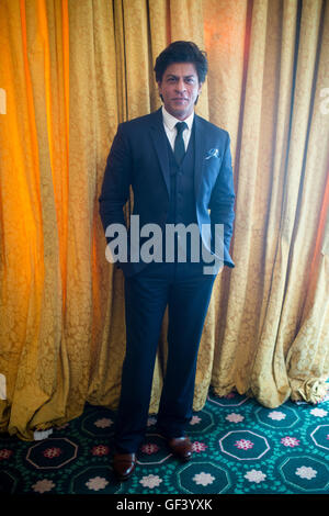 München, Deutschland. 28. Juli 2016. Bollywood Schauspieler Shah Rukh Khan steht auf einer Pressekonferenz bei der Vorstellung des Bollywood-Kanal "Zee.One" im Hotel Bayerischer Hof in München, Deutschland, 28. Juli 2016. Foto: MATTHIAS BALK/Dpa/Alamy Live-Nachrichten Stockfoto