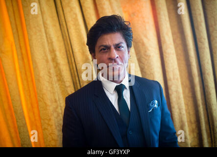 München, Deutschland. 28. Juli 2016. Bollywood Schauspieler Shah Rukh Khan steht auf einer Pressekonferenz bei der Vorstellung des Bollywood-Kanal "Zee.One" im Hotel Bayerischer Hof in München, Deutschland, 28. Juli 2016. Foto: MATTHIAS BALK/Dpa/Alamy Live-Nachrichten Stockfoto