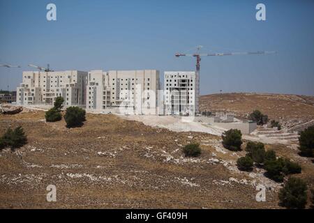 Bethlehem. 28. Juli 2016. Foto aufgenommen am 28. Juli 2016 zeigt einen Neubau in der israelischen Siedlung Har Homa in der Nähe der West Bank von Bethlehem. Laut israelischen Medien hinterlegt Ausschusses Bezirk planen und bauen einen Plan für den Bau von 770 Wohneinheiten zwischen der israelischen Siedlung Gilo und der palästinensische Nachbarschaft von Cremisan in der Stadt Beit Jala bei Bethlehem Governorate. Bildnachweis: Luay Sababa/Xinhua/Alamy Live-Nachrichten Stockfoto