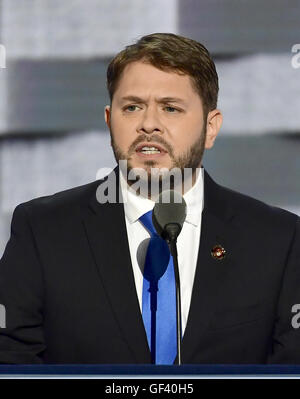 Philadelphia, Pennsylvania, USA. 27. Juli 2016. Vereinigten Staaten repräsentative Ruben Gallego (Demokrat von Arizona) macht Bemerkungen während der dritten Tagung der Democratic National Convention 2016 im Wells Fargo Center in Philadelphia, Pennsylvania am Mittwoch, den 27. Juli 2016.Credit: Ron Sachs/CNP. Bildnachweis: Ron Sachs/CNP/ZUMA Draht/Alamy Live-Nachrichten Stockfoto