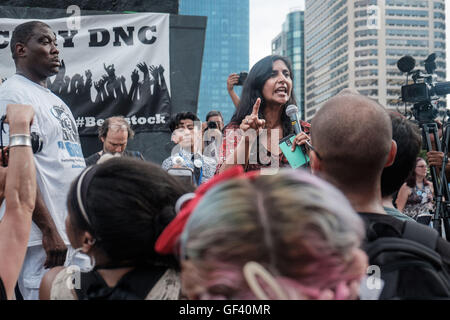 Philadelphia, Pennsylvania, USA. 27. Juli 2016. Kshama Sawant, ein sozialistischer Politiker und Seattle Stadtratmitglied fordert ein Streik bei der DNC an einem Occupy DNC Veranstaltung Outsde der Municpial Dienste Gebäude n Innenstadt von Philadelphia. © Christopher Occhicone/ZUMA Draht/Alamy Live-Nachrichten Stockfoto