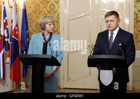 Bratislava, Slowakei. 28. Juli 2016. Slovak Prime Minister Robert Fico (R) und sein britischer Amtskollege Theresa können eine gemeinsame Pressekonferenz in Bratislava, Slowakei, am 28. Juli 2016 teilnehmen. Die Benachrichtigung des Artikels 50 des Lissabon-Vertrags wird nicht dieses Jahr stattfinden, daher der slowakischen Präsidentschaft des Rates der Europäischen Union(EU) wird nicht befassen sich mit Austritt, slowakische Ministerpräsident Robert Fico sagte am Donnerstag nach einem Treffen mit seinem britischen Amtskollegen Theresa Mai hier. y 13. Bildnachweis: Xinhua/Alamy Live-Nachrichten Stockfoto