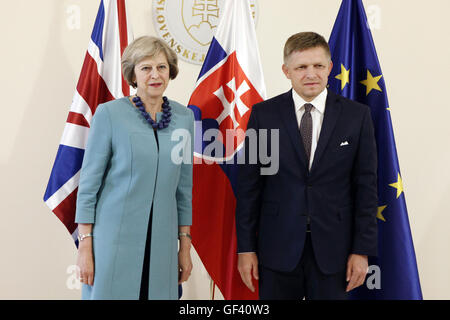 Bratislava, Slowakei. 28. Juli 2016. Slovak Prime Minister Robert Fico (R) und seinem britischen Amtskollegen Theresa kann während einer gemeinsamen Pressekonferenz in Bratislava, Slowakei, am 28. Juli 2016 für Fotografie darstellen. Die Benachrichtigung des Artikels 50 des Lissabon-Vertrags wird nicht dieses Jahr stattfinden, daher der slowakischen Präsidentschaft des Rates der Europäischen Union(EU) wird nicht befassen sich mit Austritt, slowakische Ministerpräsident Robert Fico sagte am Donnerstag nach einem Treffen mit seinem britischen Amtskollegen Theresa Mai hier. Bildnachweis: Xinhua/Alamy Live-Nachrichten Stockfoto