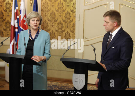 Bratislava, Slowakei. 28. Juli 2016. Slovak Prime Minister Robert Fico (R) und sein britischer Amtskollege Theresa können eine gemeinsame Pressekonferenz in Bratislava, Slowakei, am 28. Juli 2016 teilnehmen. Die Benachrichtigung des Artikels 50 des Lissabon-Vertrags wird nicht dieses Jahr stattfinden, daher der slowakischen Präsidentschaft des Rates der Europäischen Union(EU) wird nicht befassen sich mit Austritt, slowakische Ministerpräsident Robert Fico sagte am Donnerstag nach einem Treffen mit seinem britischen Amtskollegen Theresa Mai hier. y 13. Bildnachweis: Xinhua/Alamy Live-Nachrichten Stockfoto