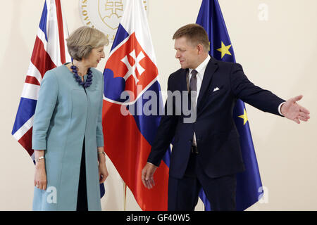 Bratislava, Slowakei. 28. Juli 2016. Slovak Prime Minister Robert Fico (R) und seinem britischen Amtskollegen Theresa kann während einer gemeinsamen Pressekonferenz in Bratislava, Slowakei, am 28. Juli 2016 für Fotografie darstellen. Die Benachrichtigung des Artikels 50 des Lissabon-Vertrags wird nicht dieses Jahr stattfinden, daher der slowakischen Präsidentschaft des Rates der Europäischen Union(EU) wird nicht befassen sich mit Austritt, slowakische Ministerpräsident Robert Fico sagte am Donnerstag nach einem Treffen mit seinem britischen Amtskollegen Theresa Mai hier. Bildnachweis: Xinhua/Alamy Live-Nachrichten Stockfoto