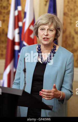 Bratislava, Slowakei. 28. Juli 2016. Der britische Premierminister Theresa spricht Mai während einer gemeinsamen Pressekonferenz mit slowakischen Ministerpräsidenten Robert Fico(not in the picture) in Bratislava, Slowakei, am 28. Juli 2016. Die Benachrichtigung des Artikels 50 des Lissabon-Vertrags wird nicht dieses Jahr stattfinden, daher der slowakischen Präsidentschaft des Rates der Europäischen Union(EU) wird nicht befassen sich mit Austritt, slowakische Ministerpräsident Robert Fico sagte am Donnerstag nach einem Treffen mit seinem britischen Amtskollegen Theresa Mai hier. Bildnachweis: Xinhua/Alamy Live-Nachrichten Stockfoto