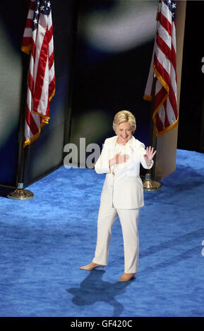 Philadelphia, USA. 28. Juli 2016. PHILADELPHIA, PA - 28 Juli: Hillary Clinton abgebildet auf der Democratic National Convention 2016 4.Tag an das Wells Fargo Center in Philadelphia, Pennsylvania am 28. Juli 2016. Bildnachweis: Star Shooter/MediaPunch Credit: MediaPunch Inc/Alamy Live-Nachrichten Stockfoto