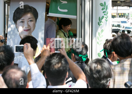 Tokio, Japan. 29. Juli 2016. Der ehemalige Verteidigungsminister Yuriko Koike, ein Kandidat für Gouverneur von Tokio, macht eine Straße Rede außerhalb Shibuya Station am 29. Juli 2016, Tokio, Japan. Zwei Tage vor der Tokyo ist Gouverneurswahl Koike, einer "oder" Favoriten, der nächste Gouverneur von Tokio nach einem Kyodo News Umfrage zu werden. Bildnachweis: Rodrigo Reyes Marin/AFLO/Alamy Live-Nachrichten Stockfoto